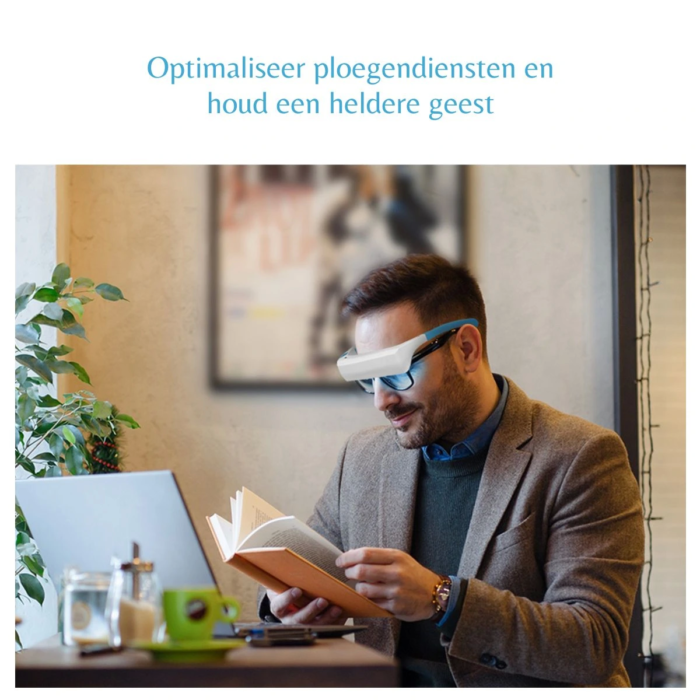 Gebruiker die de MedAes lichttherapiebril draagt tijdens het werken achter een laptop.